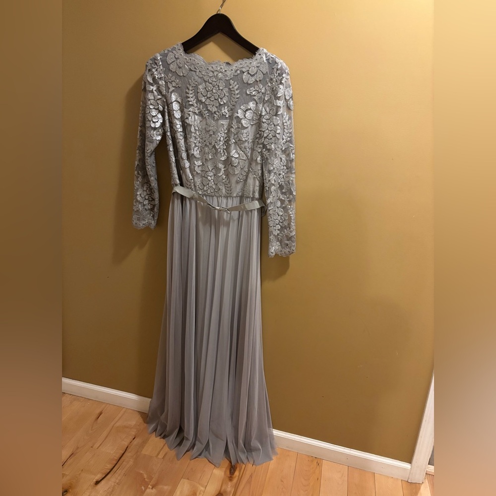⭐️⭐️Tadashi Shoji Silver Floral Lace Gown